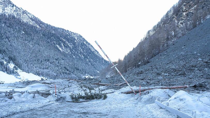 In der Tiroler Gemeinde Vals hat sich am Heiligen Abend ein Felssturz ereignet - die Bilder.