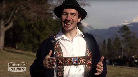 In Tracht singt Felix Neureuther seinen eingängigen Schlager "Weiterziehn".