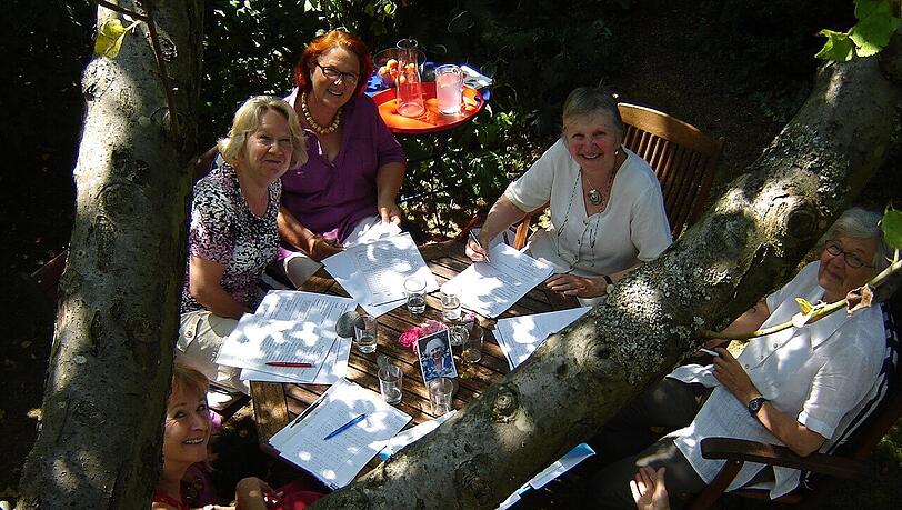 Auch nach dem Kurs treffen sich die Frauen privat weiter. Auch nach dem Kurs treffen sich die Frauen privat weiter.