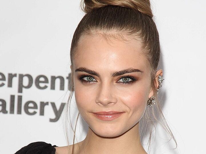 Topmodel Cara Delevingne ist bekannt für ihre dichten und dicken Augenbrauen