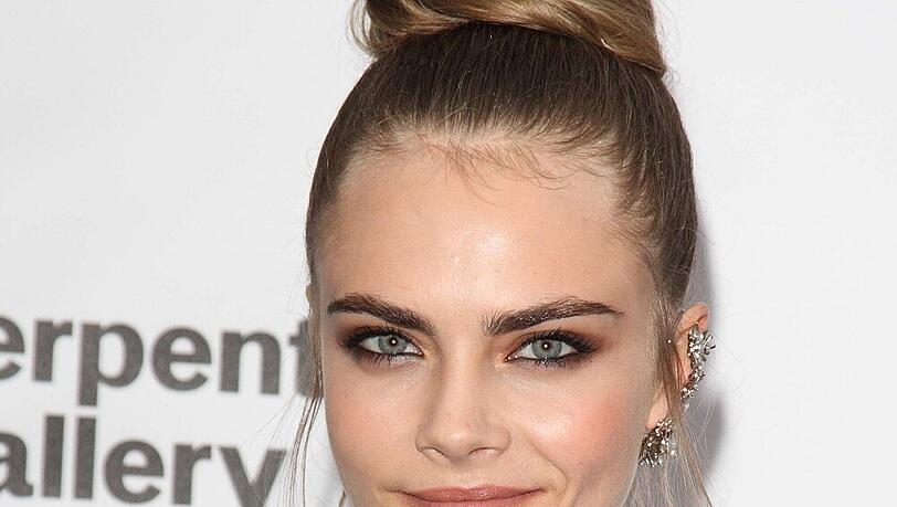 Topmodel Cara Delevingne ist bekannt für ihre dichten und dicken Augenbrauen Topmodel Cara Delevingne ist bekannt für ihre dichten und dicken Augenbrauen