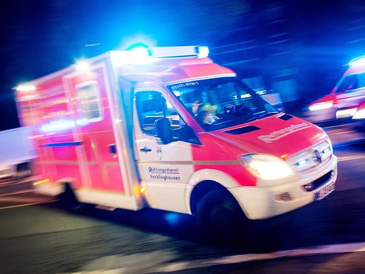 Ein Rettungswagen fährt mit Blaulicht durch eine Straße. Foto: Marcel Kusch/dpa/Archiv