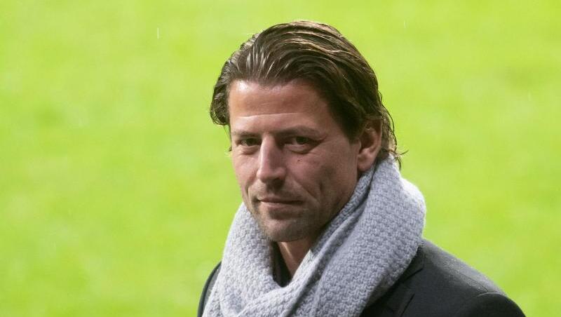 Der ehemalige BVB-Torhüter Roman Weidenfeller steht als Gast am Spielfeldrand. Foto: Bernd Thissen/Archiv Der ehemalige BVB-Torhüter Roman Weidenfeller steht als Gast am Spielfeldrand. Foto: Bernd Thissen/Archiv