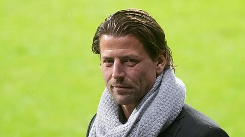 Der ehemalige BVB-Torhüter Roman Weidenfeller steht als Gast am Spielfeldrand. Foto: Bernd Thissen/Archiv