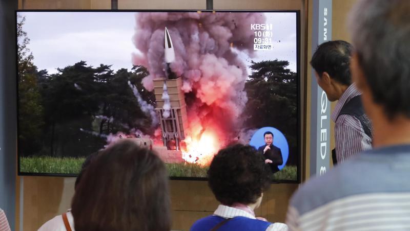 Passanten in Seoul schauen auf einem Fernseher einem Raketenstart Nordkoreas während einer Nachrichtensendung zu. Nordkorea hat einem Bericht zufolge erneut einen Waffentest unternommen. Passanten in Seoul schauen auf einem Fernseher einem Raketenstart Nordkoreas während einer Nachrichtensendung zu. Nordkorea hat einem Bericht zufolge erneut einen Waffentest unternommen.