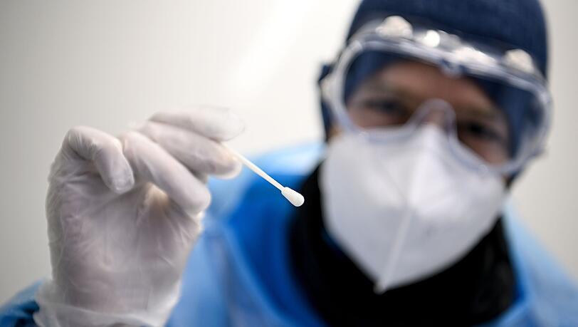 Die Fachminister von Bund und Ländern hatten beschlossen, dass PCR-Tests vorrangig bei Menschen aus Risikogruppen und Beschäftigten eingesetzt werden sollen.