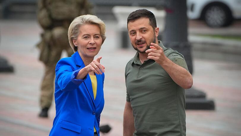Wolodymyr Selenskyj (r), Präsident der Ukraine, und Ursula von der Leyen, Präsidentin der Europäischen Kommission, während ihres Treffens in Kiew.