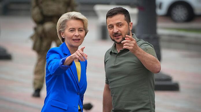 Wolodymyr Selenskyj (r), Präsident der Ukraine, und Ursula von der Leyen, Präsidentin der Europäischen Kommission, während ihres Treffens in Kiew.