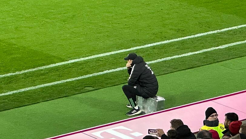Thomas Tuchel verfolgt das Spiel seiner Bayern gegen Leipzig auf einem Arztkoffer.