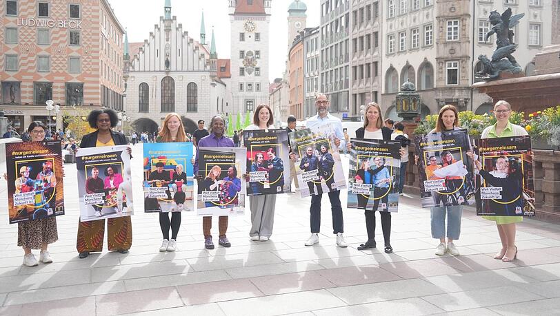 Diese neun Plakate sind ab jetzt in U-Bahnhöfen, auf Info-Screens und Plakatwänden zu sehen. Abgebildet sind Mitarbeiter der Stadt - mit und ohne Migrationsgeschichte. Diese neun Plakate sind ab jetzt in U-Bahnhöfen, auf Info-Screens und Plakatwänden zu sehen. Abgebildet sind Mitarbeiter der Stadt - mit und ohne Migrationsgeschichte.