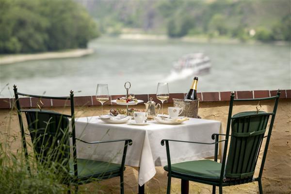 Frühstücken mit Donaublick: Wer auf der Panoramaterrasse des Hotels Schloss Dürnstein sitzt, kann entspannt hinunter auf den Fluss schauen.