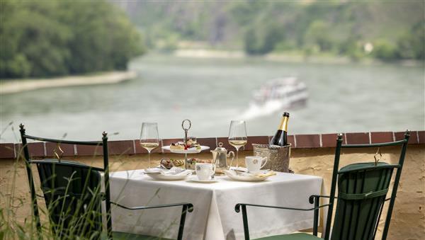 Frühstücken mit Donaublick: Wer auf der Panoramaterrasse des Hotels Schloss Dürnstein sitzt, kann entspannt hinunter auf den Fluss schauen. Frühstücken mit Donaublick: Wer auf der Panoramaterrasse des Hotels Schloss Dürnstein sitzt, kann entspannt hinunter auf den Fluss schauen.