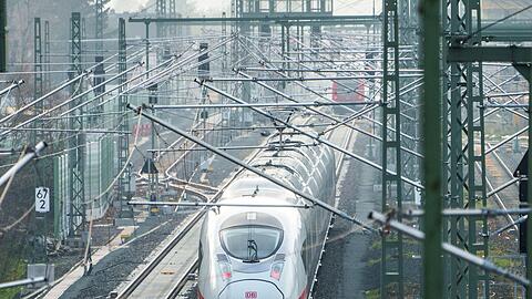 Monatelang war die Riedbahn wegen einer Generalsanierung gesperrt, seitdem sind die Züge nach Angaben der Deutschen Bahn pünktlicher. (Archivbild)