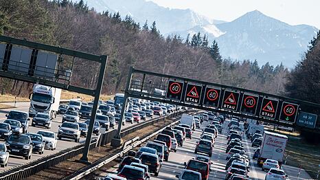 Regelm&auml;&szlig;ig in den Ferien herrscht dichter Verkehr auf der Autobahn A8 M&uuml;nchen-Salzburg. (Archivfoto)