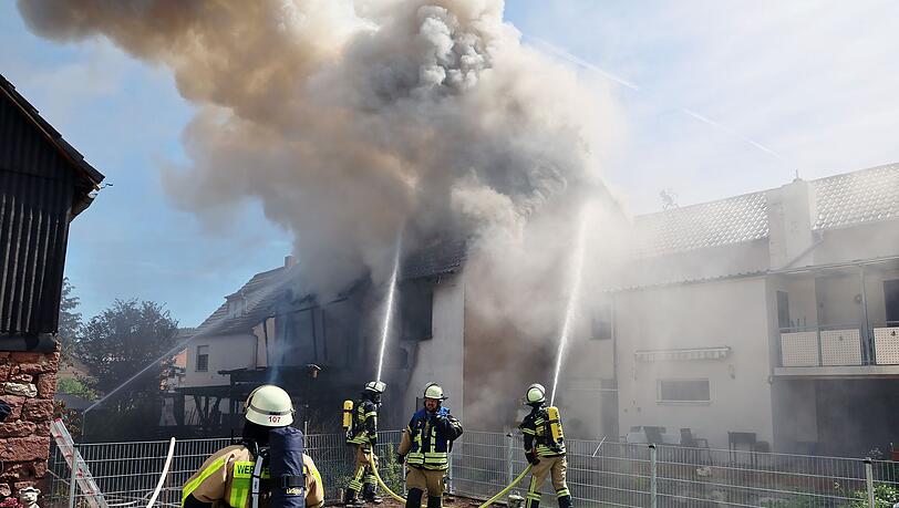 In Unterfranken ist ein Asylbewerberheim ausgebrannt, die Bewohner konnten sich retten.