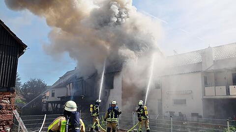 In Unterfranken ist ein Asylbewerberheim ausgebrannt, die Bewohner konnten sich retten.
