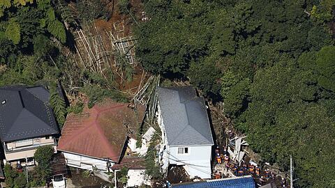 In Miura in der Pr&auml;fektur Kanagawa im Osten Japans wurden H&auml;user teilweise von einer Schlammlawine versch&uuml;ttet.