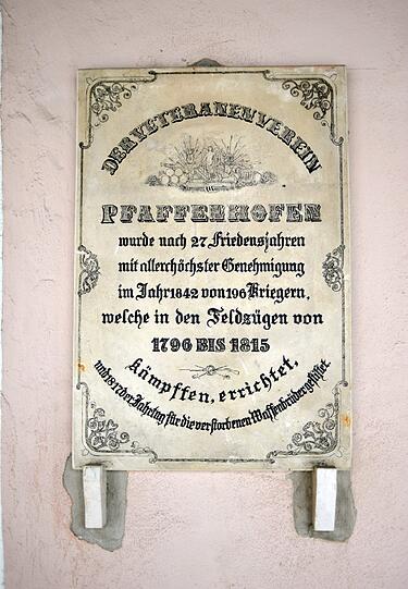 Eine Hinweistafel zur Geschichte der Stadt an einem Gebäude in Pfaffenhofen.