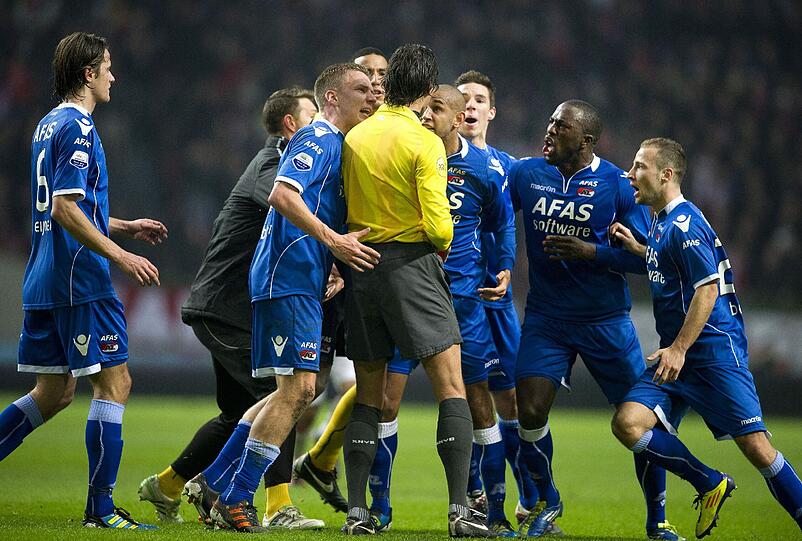 Wegen der Tritte sah AZ- Torwart vom Schiedsrichter die rote Karte - unter Protesten der Mitspieler. Sie weigerten sich weiter zu spielen, so dass der Schiedsrichter schließlich die Partie Abbrechen musste.