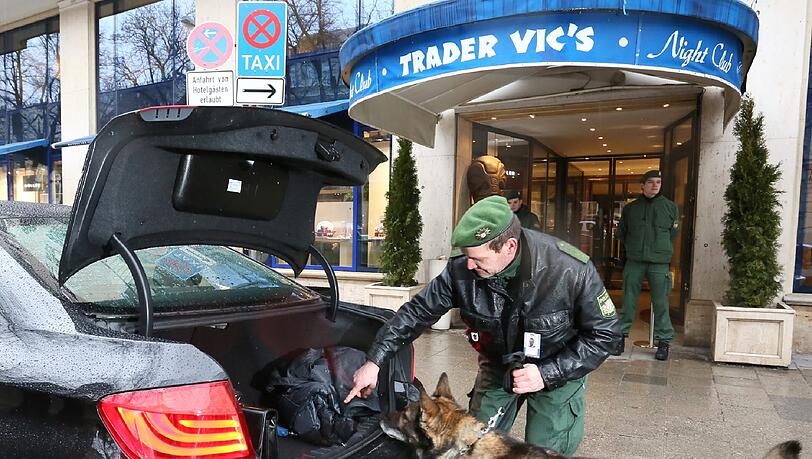 Polizeihund Dasko sucht vor dem Bayerischen Hof nach Sprengstoff. Polizeihund Dasko sucht vor dem Bayerischen Hof nach Sprengstoff.