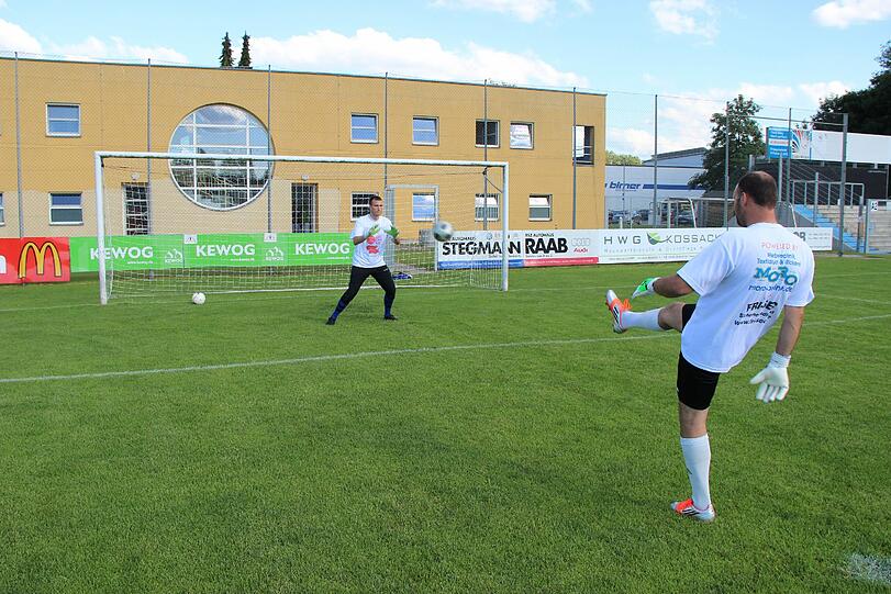Ausnahmezustand vor Guardiolas erstem Spiel in Weiden: Die AZ war schon da und zeigt in der Bilderstrecke, was die Bayern dort erwartet.