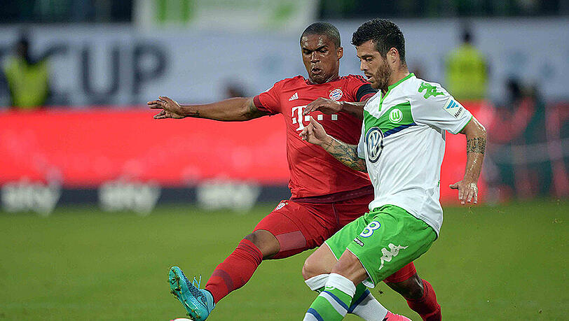 1. August 2015: Costa gegen Vieirinha (r) im Supercup. Die Wölfe gewannen im Elfmeterschießen.