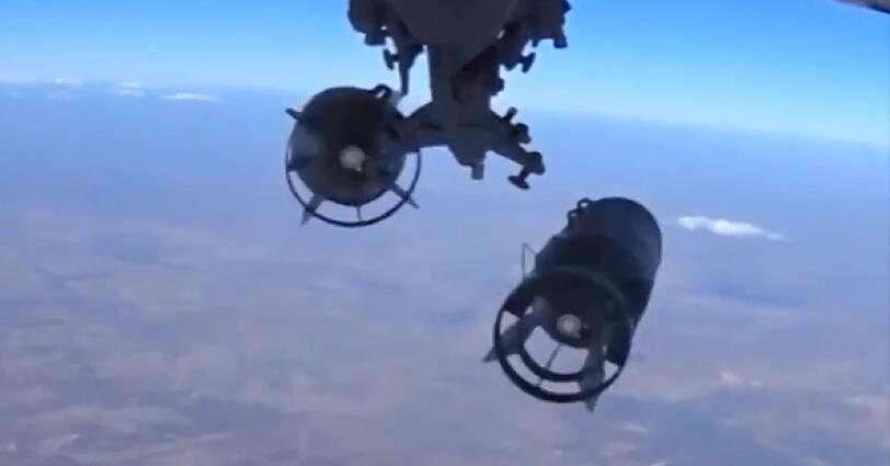 Eine Bombe wird aus einem russischen Flugzeug ausgeklinkt.