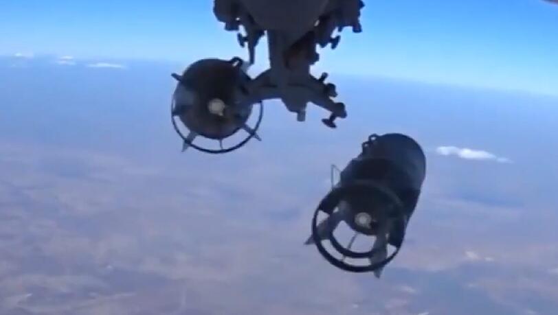 Eine Bombe wird aus einem russischen Flugzeug ausgeklinkt. Eine Bombe wird aus einem russischen Flugzeug ausgeklinkt.