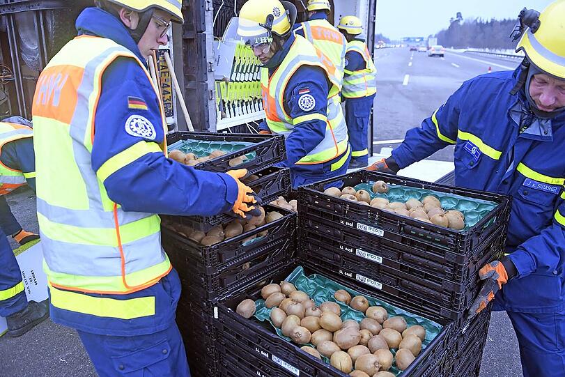 Der Lastwagen hatte tonnenweise Kiwis geladen, die vom THW für die Bergung nach draußen geschafft werden mussten.