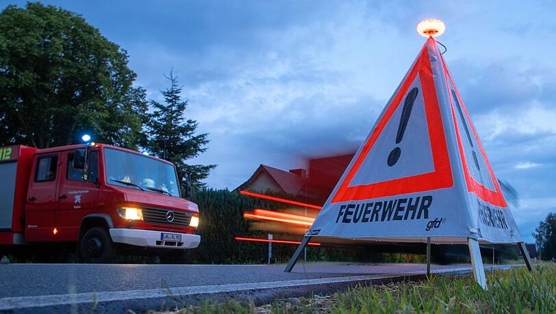 Ein Warndreieck der Feuerwehr informiert über einen Einsatz. (Symbolfoto)