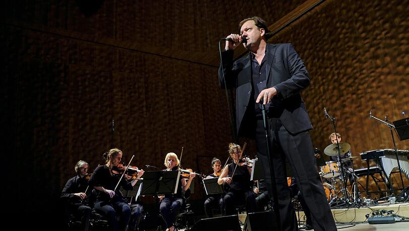 Charly Hübner bei einer Probe zu seiner „Winterreise“ im Kleinen Saal der Hamburger Elbphilharmonie. Charly Hübner bei einer Probe zu seiner „Winterreise“ im Kleinen Saal der Hamburger Elbphilharmonie.