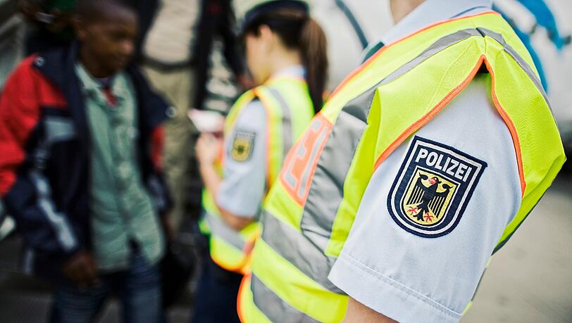 Die Bundespolizei überprüfte die anreisenden Fußballfans. Die Bundespolizei überprüfte die anreisenden Fußballfans.