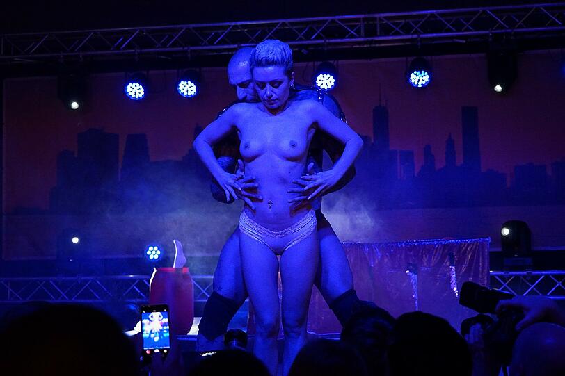Von Freitag bis Sonntag gastierte die "Eros und Amore" in München: Zu sehen gab es viel Haut, Lack und Spielzeug. Die Bilder von der Erotikmesse.