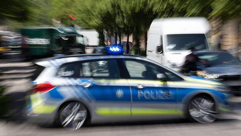 Der Streifenwagen der Polizei wurde in einen Unfall verwickelt (Symbolfoto). Der Streifenwagen der Polizei wurde in einen Unfall verwickelt (Symbolfoto).