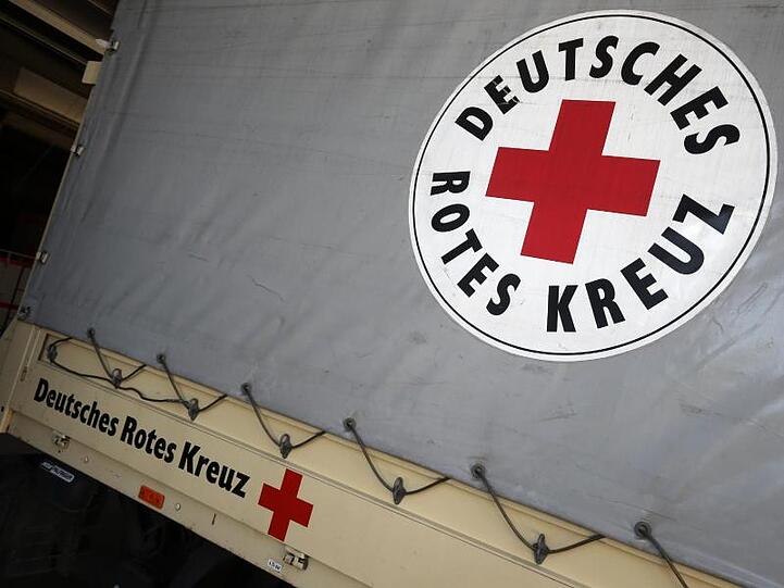 Das Logo des Deutschen Roten Kreuzes auf einem Lkw. Foto: Wolfgang Kumm/Archivbild
