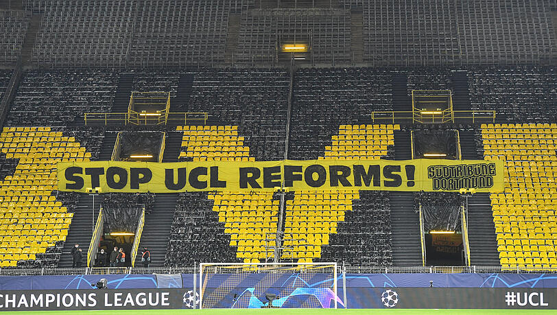 9. März: Beim Champions-League-Spiel des BVB gegen Sevilla hängten Fans ein Banner gegen die geplanten Champions-League-Reformen an der Südtribüne auf.