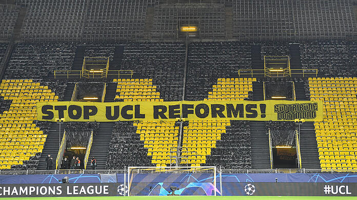 9. März: Beim Champions-League-Spiel des BVB gegen Sevilla hängten Fans ein Banner gegen die geplanten Champions-League-Reformen an der Südtribüne auf.