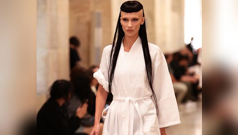 Bella Hadid und ihre Schwester Gigi haben für einen Model-Job scheinbar ihre Frisur geändert.