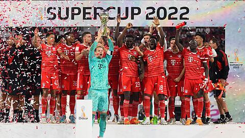 Die Bayern jubeln über den ersten Titel der neuen Saison.
