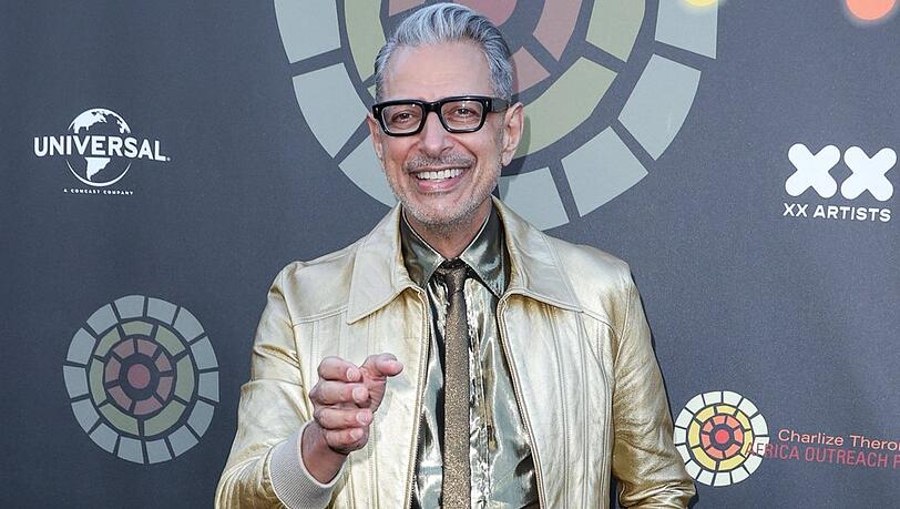 Ein goldenes Jackett mit passendem Hemd und Krawatte kann wahrlich nicht jeder tragen. Jeff Goldblum schon.