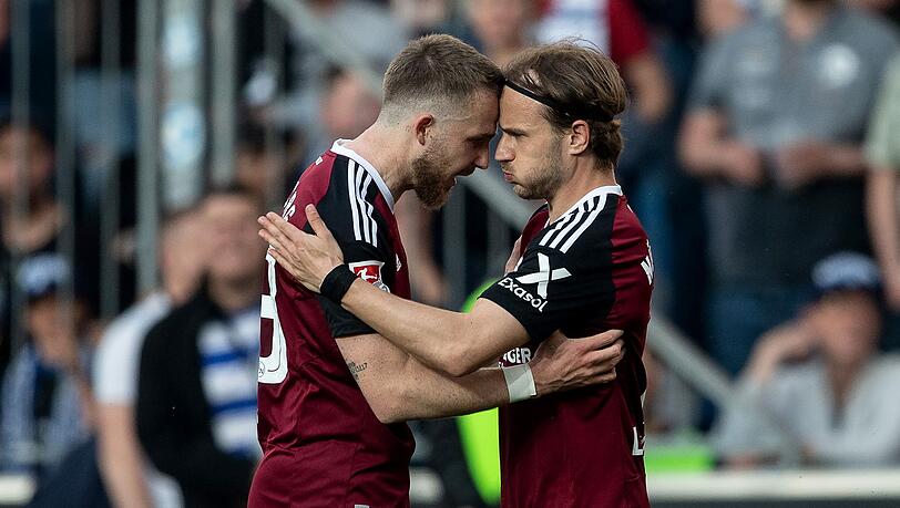 Nürnbergs Felix Lohkemper (r) jubelt mit Nürnbergs Jannes Horn nach seinem Tor zum 2:2.
