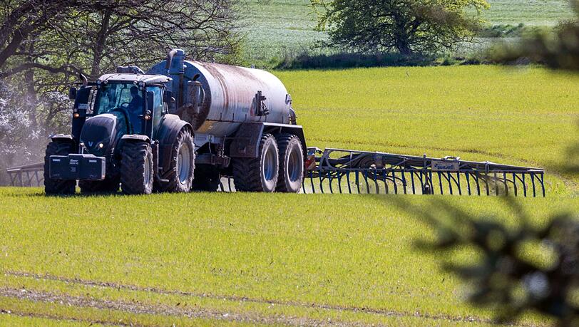 Das Bundesverwaltungsgericht Leipzig prüft, ob die bayerische Düngeverordnung Landwirte zu stark einschränkt. (Archivbild)