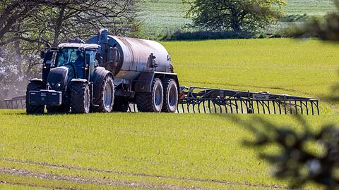 Das Bundesverwaltungsgericht Leipzig prüft, ob die bayerische Düngeverordnung Landwirte zu stark einschränkt. (Archivbild)
