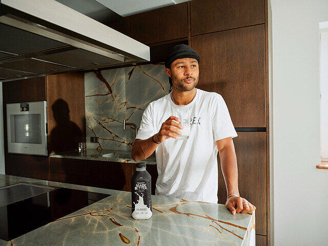 Serge Gnabry in der Küche. Der Bayern-Star kocht auch gerne selbst. "Zwar nicht auf Sterne-Niveau, aber mit viel Liebe", verrät er. Serge Gnabry in der Küche. Der Bayern-Star kocht auch gerne selbst. "Zwar nicht auf Sterne-Niveau, aber mit viel Liebe", verrät er.