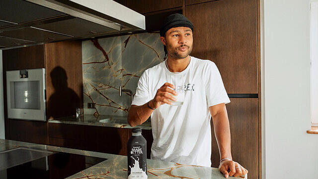 Serge Gnabry in der Küche. Der Bayern-Star kocht auch gerne selbst. "Zwar nicht auf Sterne-Niveau, aber mit viel Liebe", verrät er. Serge Gnabry in der Küche. Der Bayern-Star kocht auch gerne selbst. "Zwar nicht auf Sterne-Niveau, aber mit viel Liebe", verrät er.