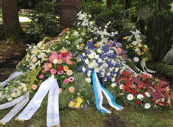 Blumen für Josef Ferenczy: Viele Münchner gaben dem Medienmnager die letzte Ehre.