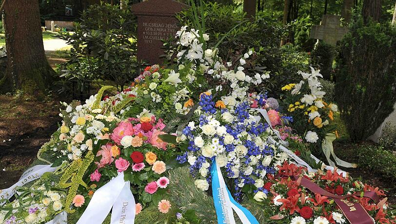 Blumen für Josef Ferenczy: Viele Münchner gaben dem Medienmnager die letzte Ehre. Blumen für Josef Ferenczy: Viele Münchner gaben dem Medienmnager die letzte Ehre.