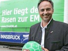 X WIE XENOPHOBIE: kommt mitunter auch in österreichischen Stadien vor. Als Gegenbeweis für Fremdenfeindlichkeit halten Fußball-Importe wie Mario Kempes (Argentinien), Hugo Sanchez (Mexiko) und Hansi Müller (Deutschland) her.
