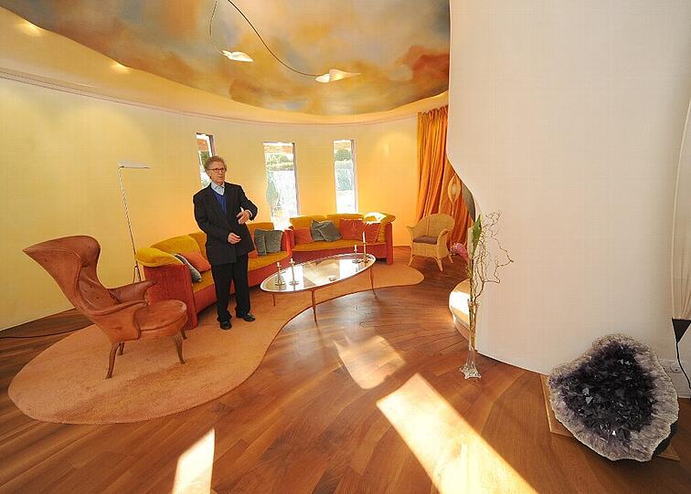 Das Wohnzimmer mit Kamin und eigens angefertigten Teppichen - einer der Lieblingsräume des Galeristen.