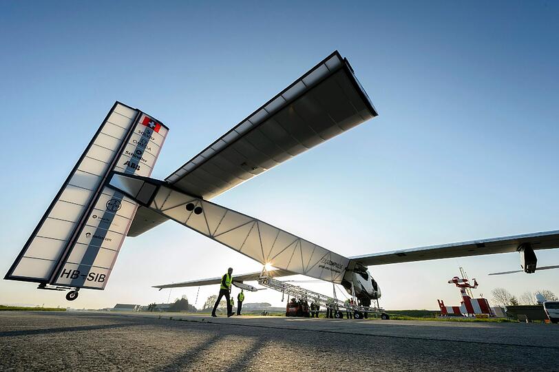 Das experimentelle Flugzeug 'Solar Impulse 2' steht während Solargenerator-Tests auf einem Flugplatz im schweizerischen Payerne. Der Riese mit 72 Meter Spannweite soll das erste rein solarbetriebene Flugzeug werden.